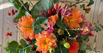 blomster dekoration orange - Jannie Kløve kurser hos FOF i Randers i blomsterbinding