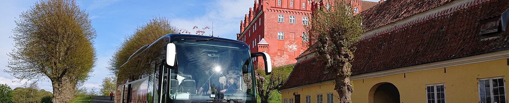 Bus der holder foran Tranekær Slot