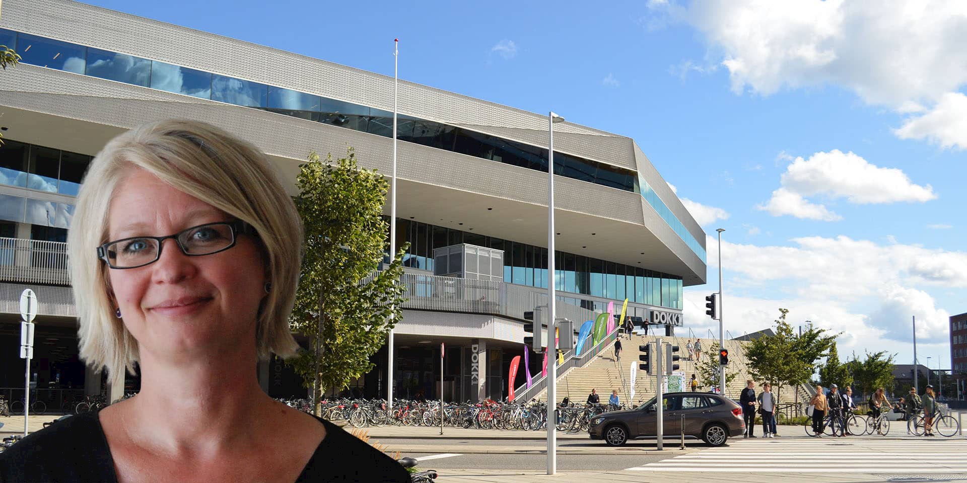 Bibliotekschef Marie Østergaard fra Dokk1, foran bygningen. Bag facaden med FOF Aarhus.