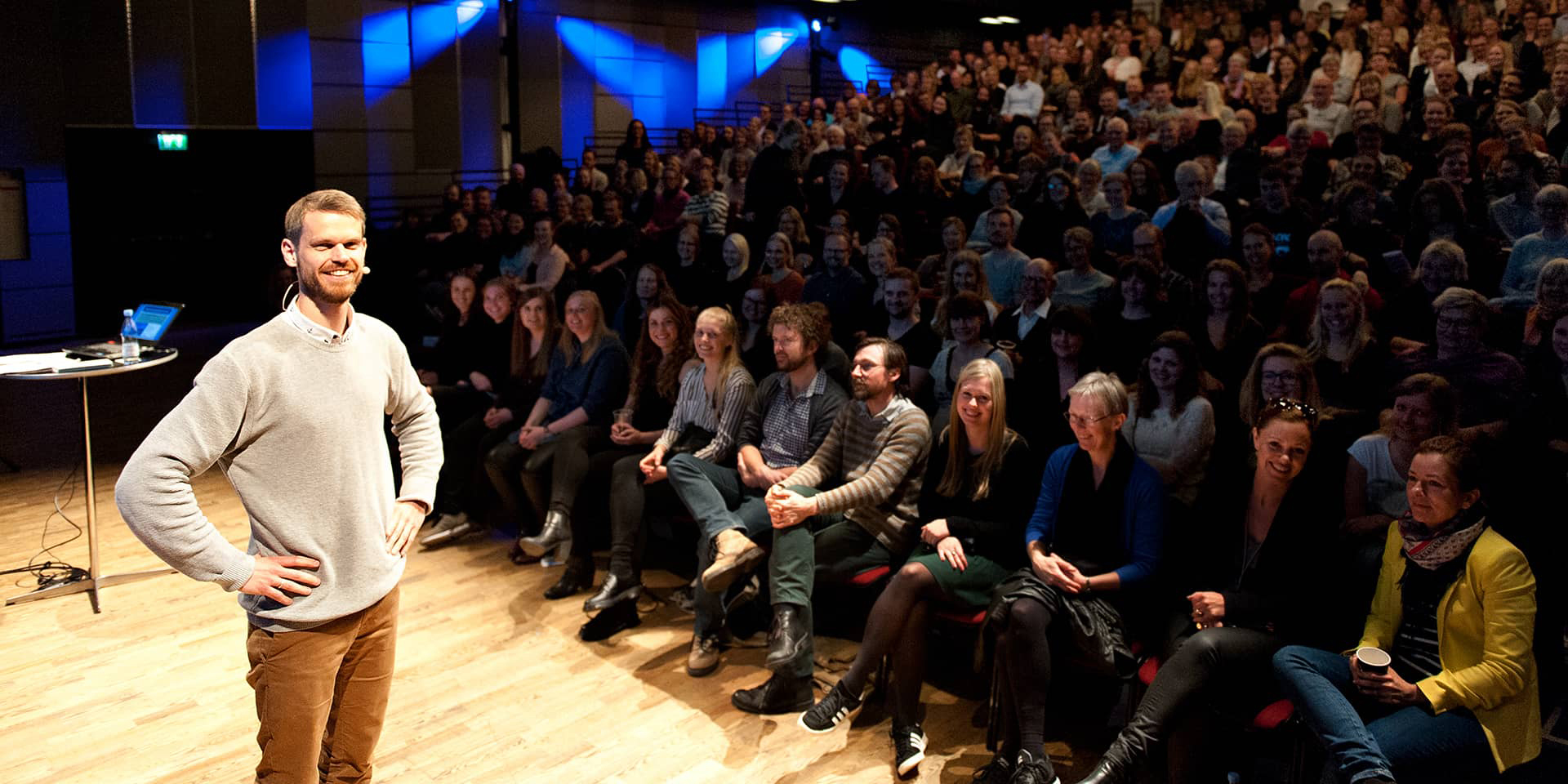Billede af Svend Brinkmann foran et publikum i Musikhuset Aarhus, foredrag ved FOF Aarhus