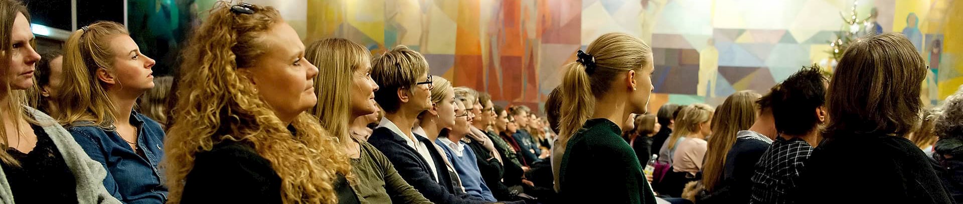 Billede af deltager ved et FOF Aarhus foredrag på Katedralskolen, Aarhus