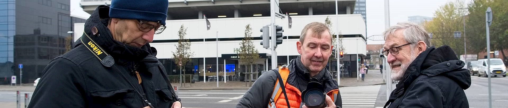 Kursister på fotokursus ved FOF Aarhus, foran Dokk1 på Europaplads i Aarhus