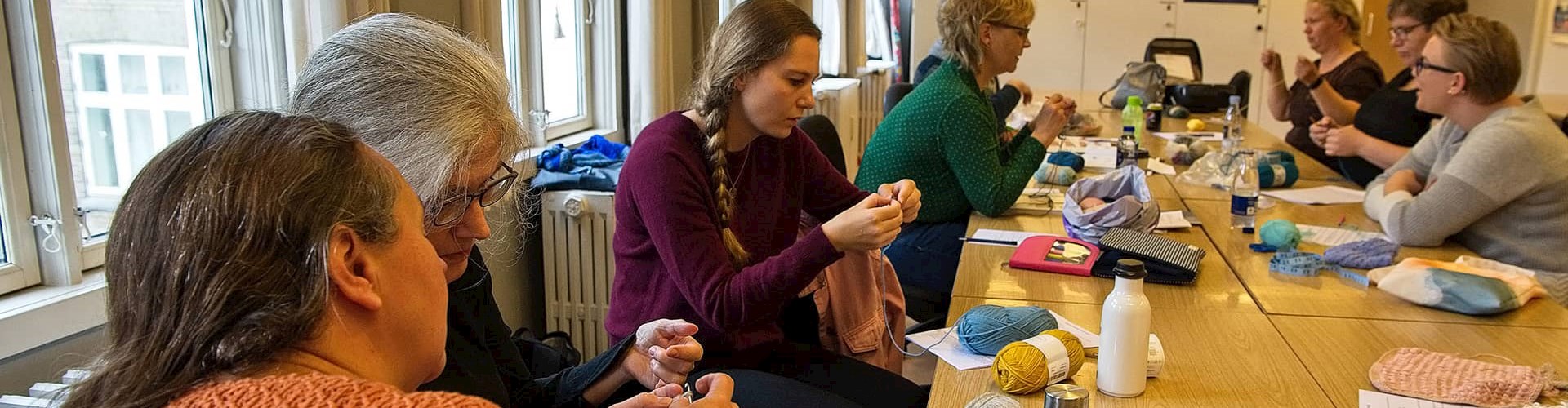 Hækle-kursus ved FOF Aarhus, underviser Lotte Mouritsen