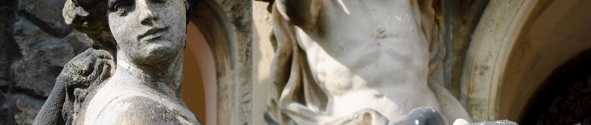 Barok statue som del af udsmykning på bygning