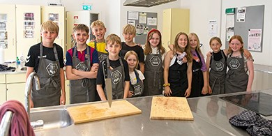 Børn i alderen 8.12 på madskole i FOF Aarhus' køkken.