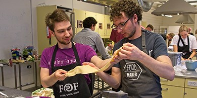 To unge laver pasta på kurset Food Maker i FOF Aarhus.