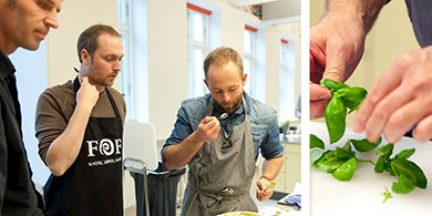 Tre mandlige kursister i køkkenet til gæstemads-kursus med underviser Dennis Døngard, FOF Aarhus
