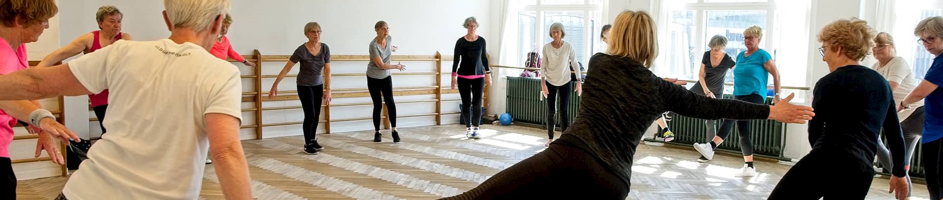 Kvinder der laver balancetræning på kursus ved FOF Aarhus