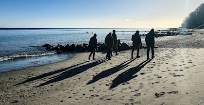 Mænd på travetur på stranden i Aarhus. FOF Aarhus kurset 'Mand dig op'.