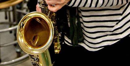 Kursist spiller saxofon på et kursus ved FOF Aarhus