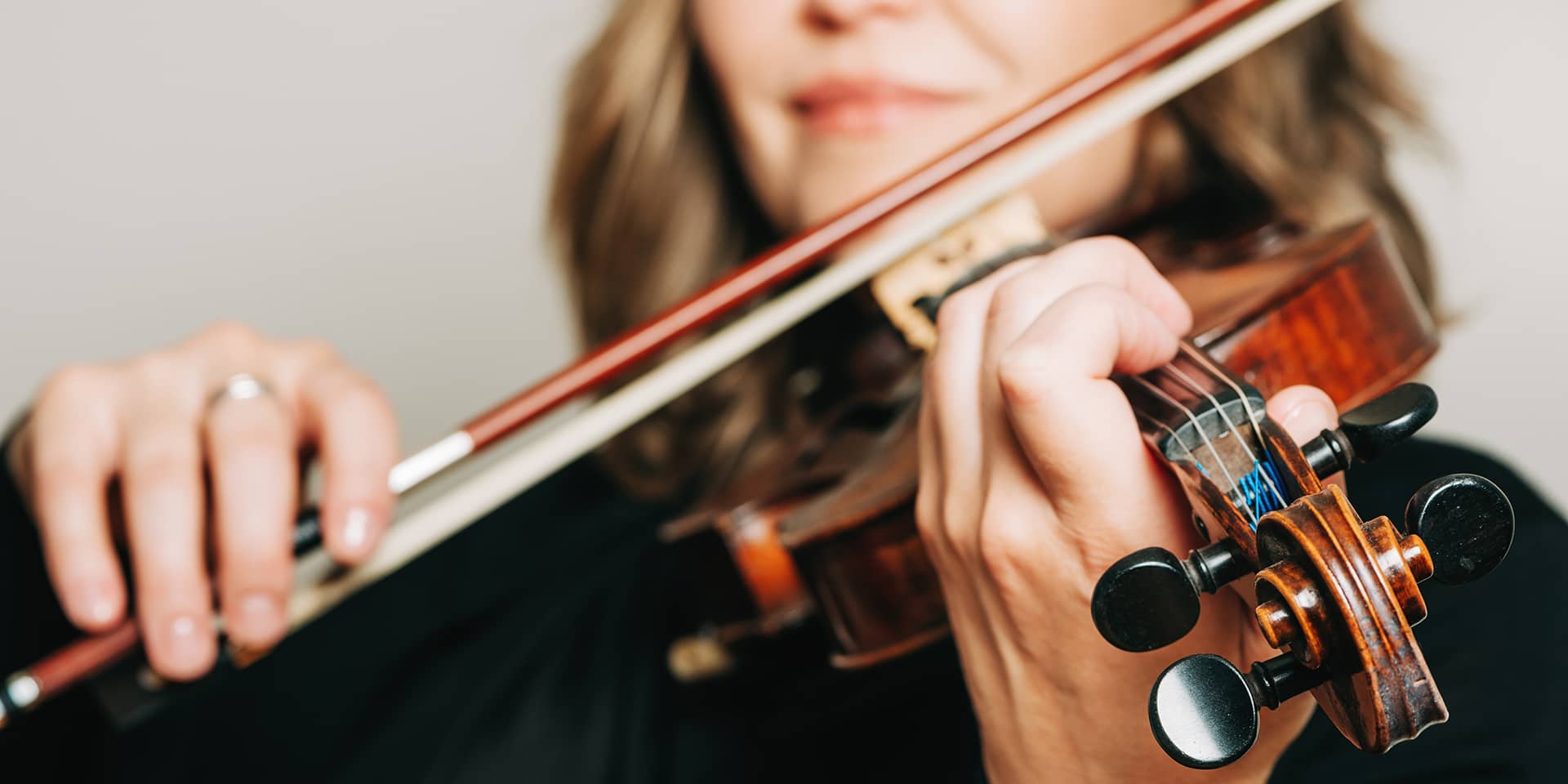 Kvinde der spiller på violin