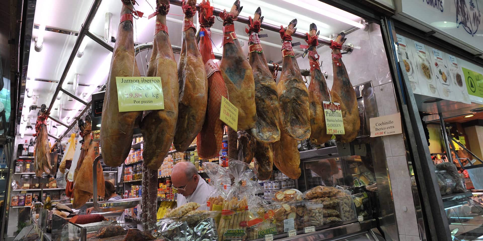 Billede af spansk slagterbutik med lufttørret skinke i udstillingen