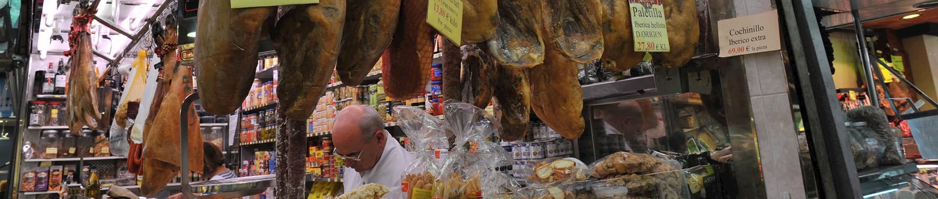 Billede af spansk slagterbutik med lufttørret skinke i udstillingen