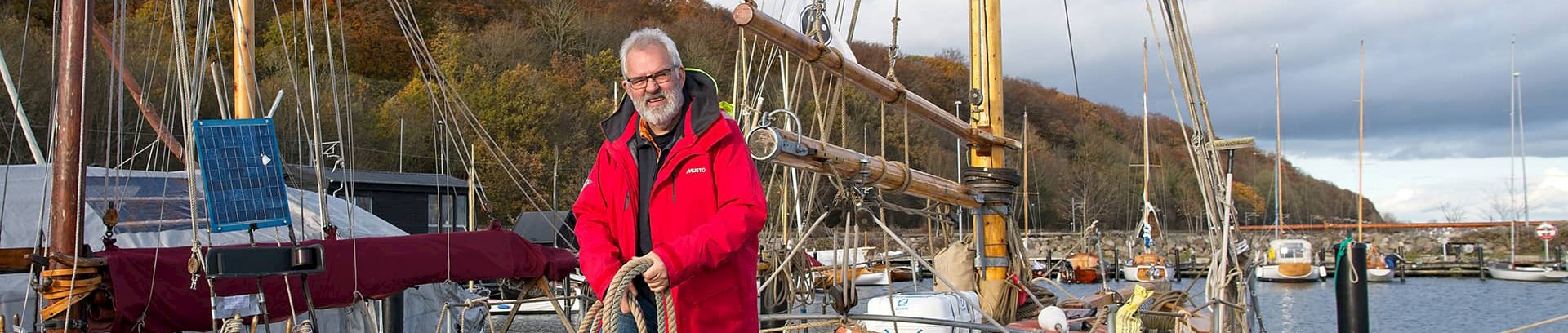 Poul Kjærgård sejlerunderviser ved FOF Aarhus, på båd i Aarhus Havn. Underviser i Skipper duelighedsprøve teori-kursus