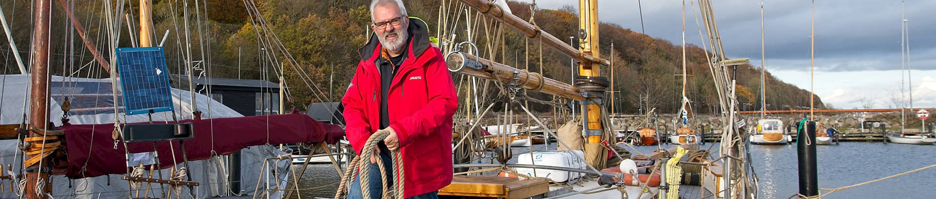 Poul Kjærgård sejlerunderviser ved FOF Aarhus, på båd i Aarhus Havn. Underviser i Skipper duelighedsprøve teori-kursus