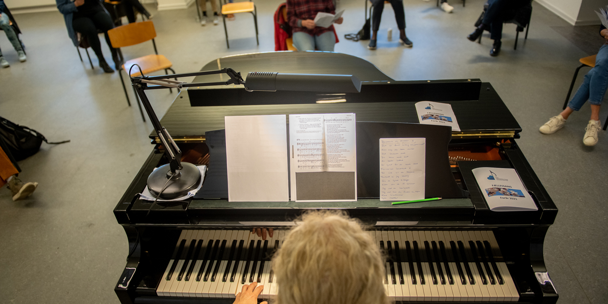 FOF Sønderjylland Fællessang klaverspiller foran siddende personer