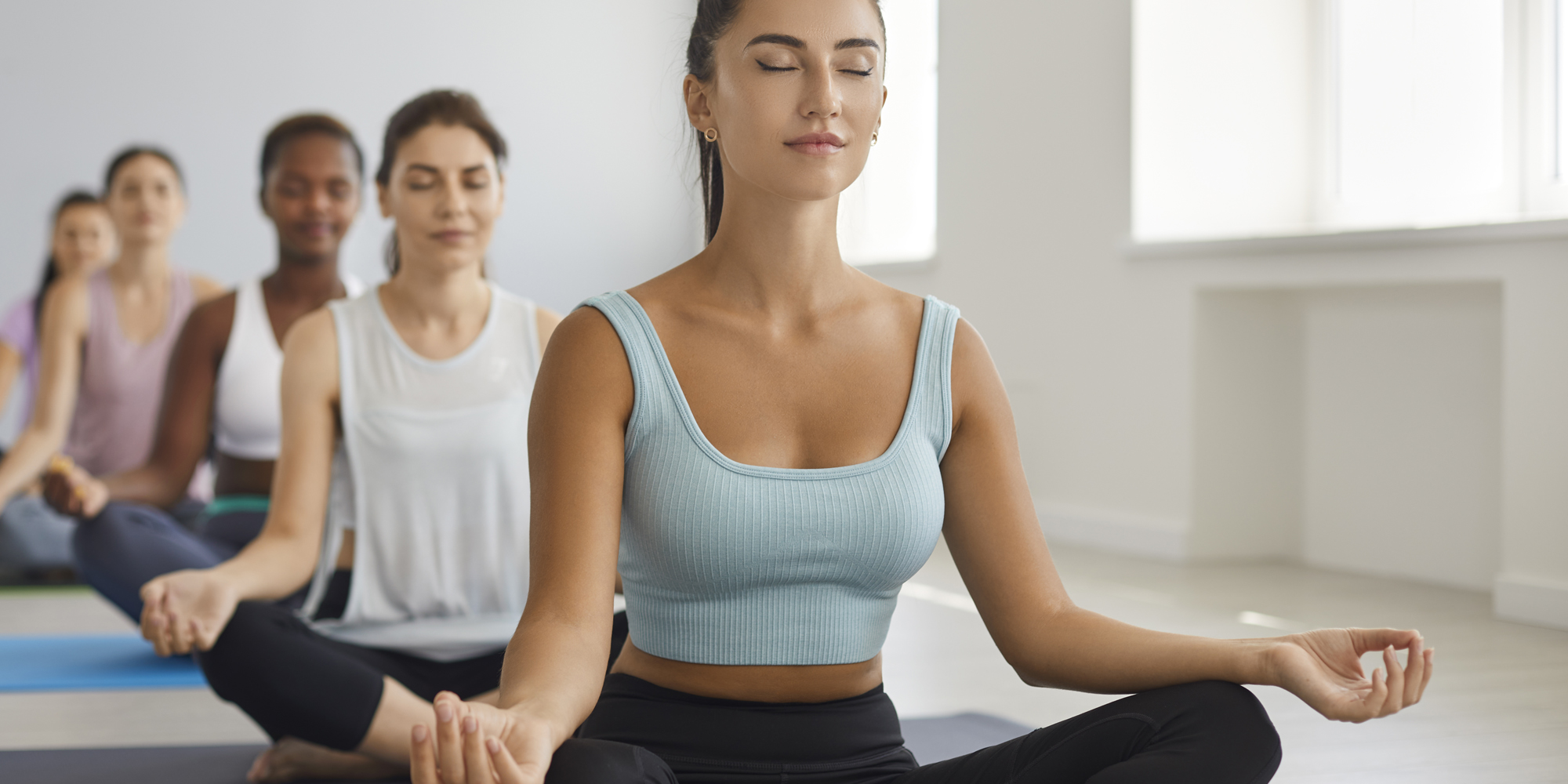FOF Sønderjylland Yoga kvinder sidder i yogastilling