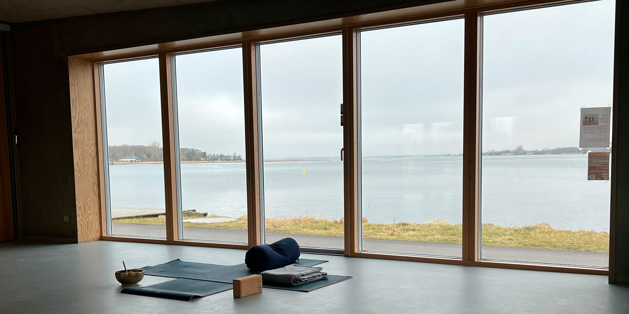 Yoga med fjordudsigt