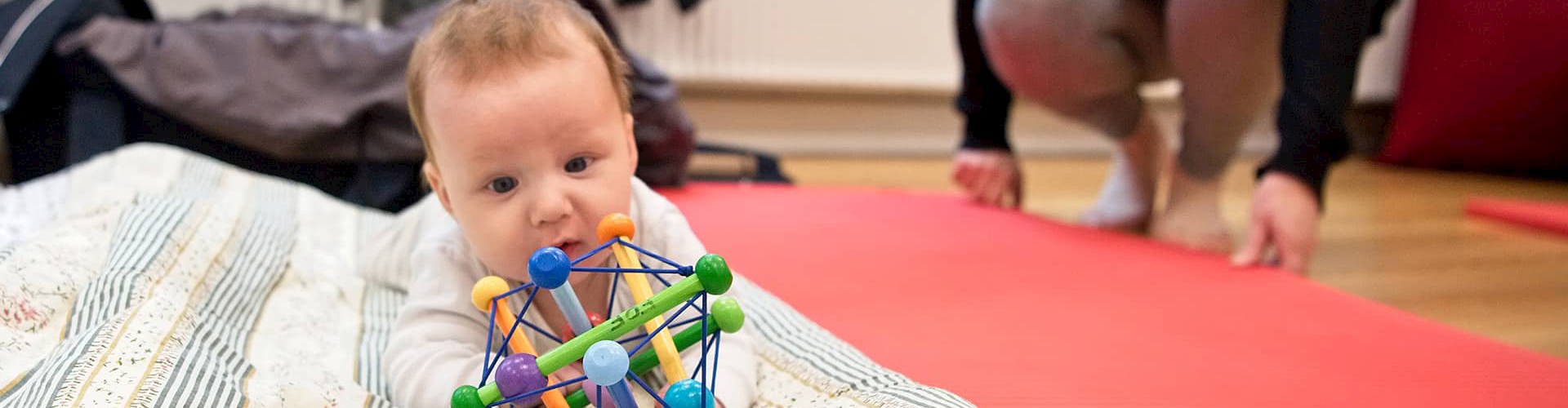 Baby og mor til efterfødselstræning ved FOF Aarhus