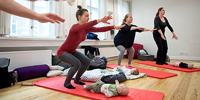 Billede af efterfødselstræning ved FOF Aarhus, underviser Melanie Kämpfe