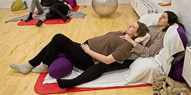 To kvinder til fødselsforberedelse på parhold ved FOF Aarhus ved underviser Dorte Wahlberg