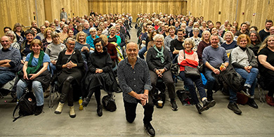 Billede af forfatter Peter Øvig Knudsen foran publikum på Dokk1 i Aarhus