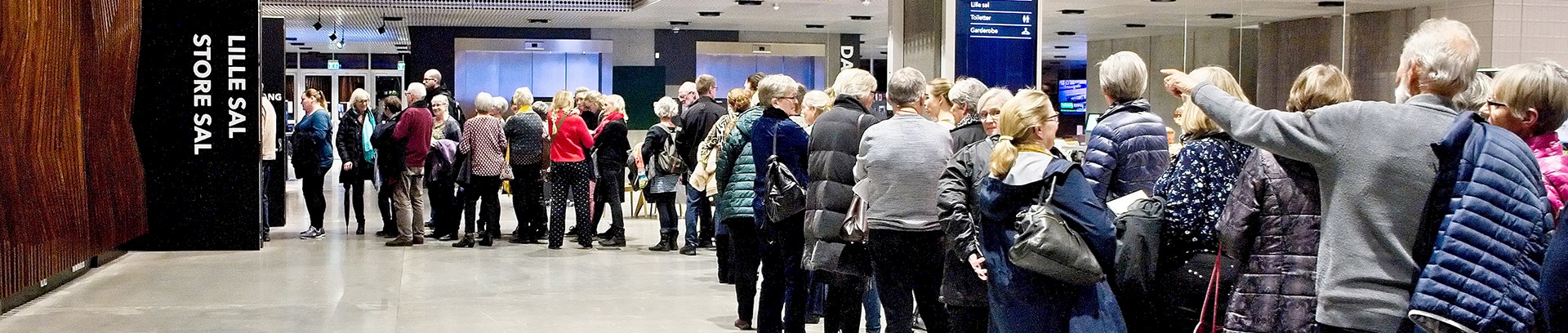 Billede fra Dokk1, hvor mennesker står i kø til foredrag hos FOF Aarhus