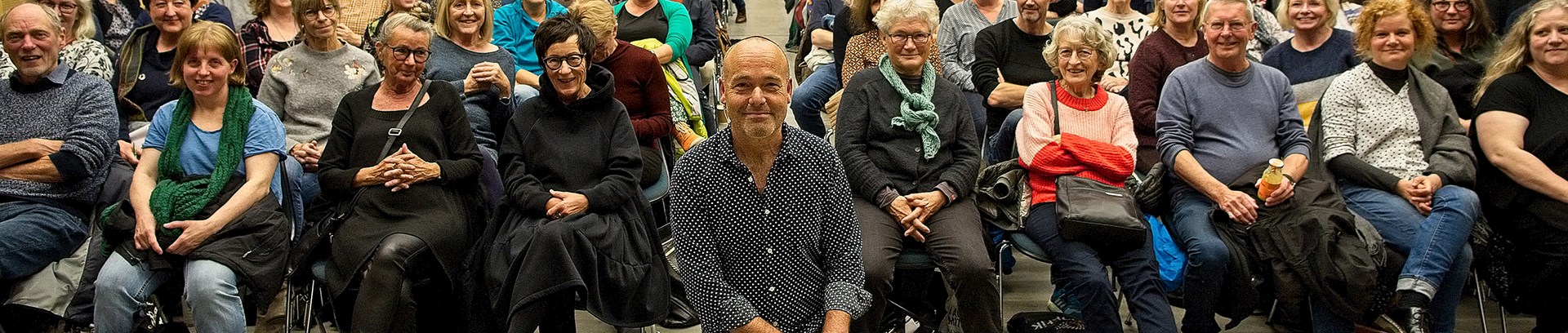 Billede af forfatter Peter Øvig Knudsen foran publikum på Dokk1 i Aarhus