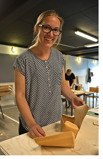 Billede af underviser Stine Poulsen som underviser i læderarbejde hos FOF aarhus