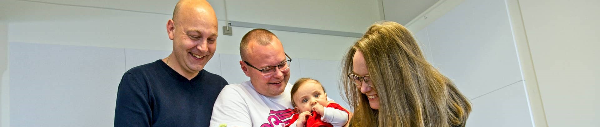Regnbuefamilie, Alex, Rafal og Ditte som har gået til førstehjælpskursus til baby hos FOF Aarhus