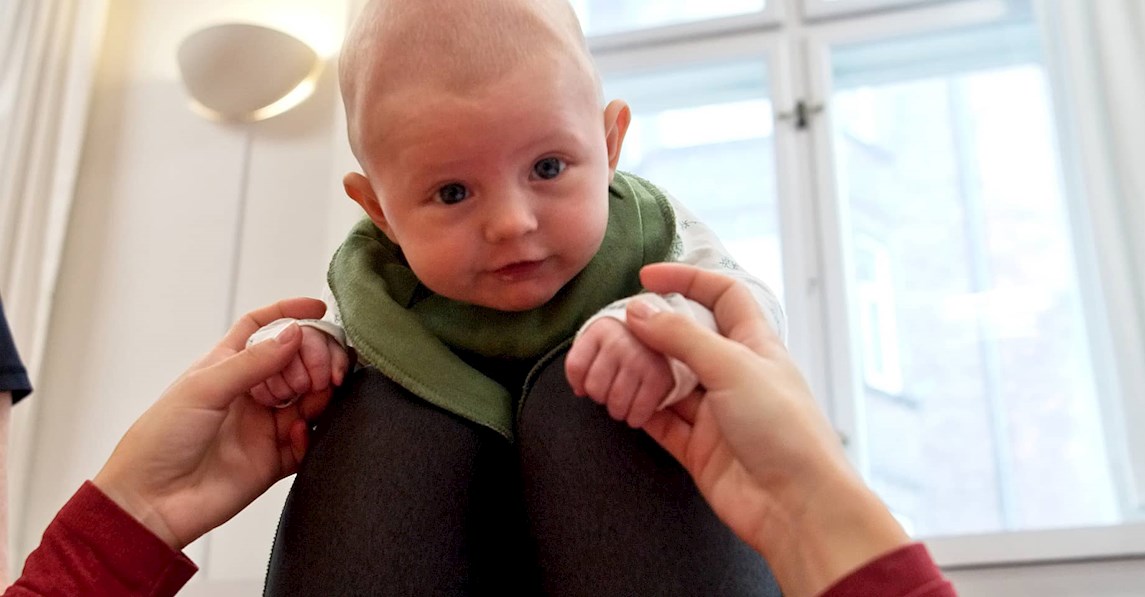 Baby der træner ryg og nakke til FOF Aahurs' efterfødselstræning