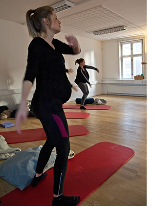 Yoga og pilates for gravide hos FOF Aarhus ved underviser Mette Axel Petersen.