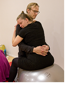 Ungt par til fødselsforberedelse - ve-træning i FOF Aarhus hos underviser Dorte Wahlberg