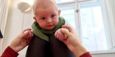 Billede af baby der træner ryg og nakke til FOFs efterfødselstræning