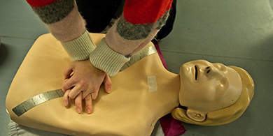 Billede af øvelse, hjertelungeredning, på førstehjælpsdukke hos FOF Aarhus
