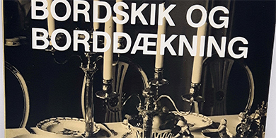 Billede af en ældre bog om bordskik og borddækning