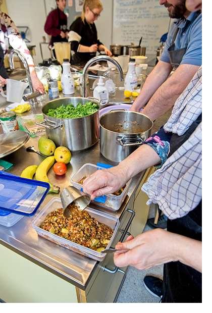 Billede af kursister på kurset 'Food Prepping - mad til en uge', undervisr Mia Skøtt Møbjerg