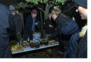 Billede af kursister som spiser en tilberedt høne ved FOF Aarhus eventet 'Hak og æd en høne'
