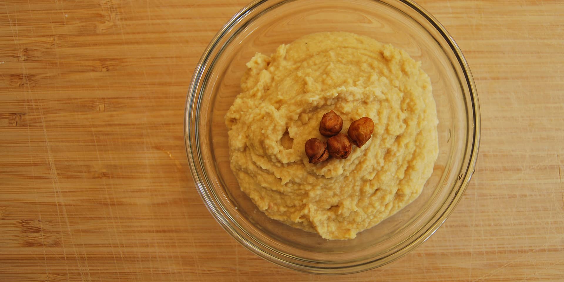 Hummus med kikærter og tahin i skål