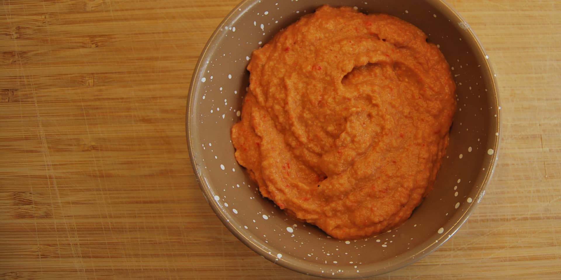 Rød hummus med peberfrugt opskrift fra FOF Inspiration