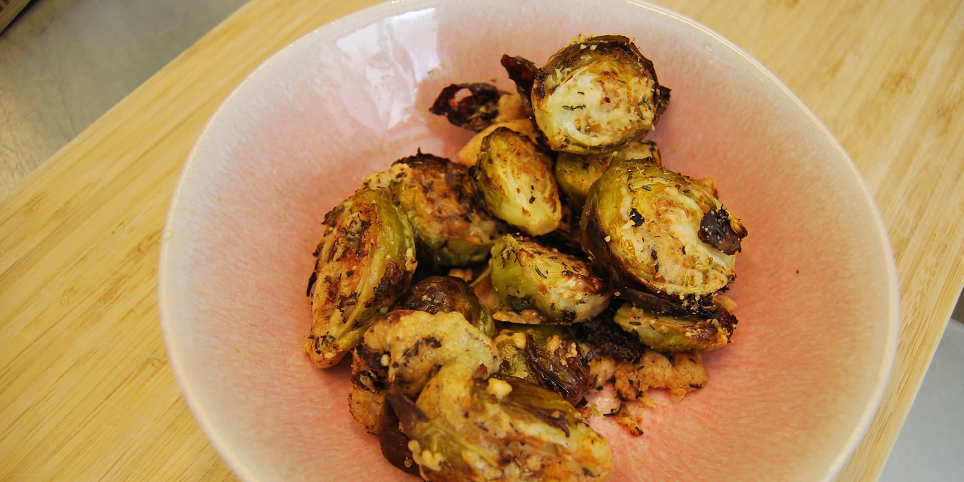 Skål med rosenkål med parmesan og citron