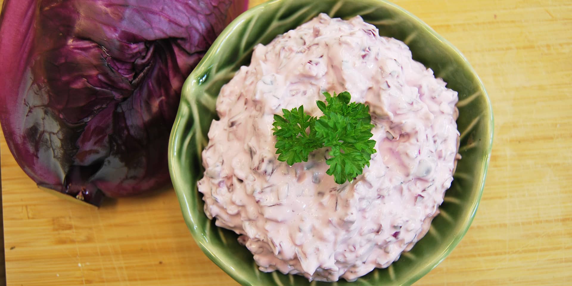 Rød tzatziki med spidskål, opskrift fra FOF Aarhus' univers af inspiration