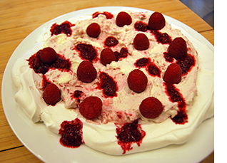 Marengs pavlova lavet på kikærtevand fra FOF Inspiration opskrift