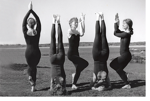 Billede af kvinder fra 1970'erne, som dyrker yoga