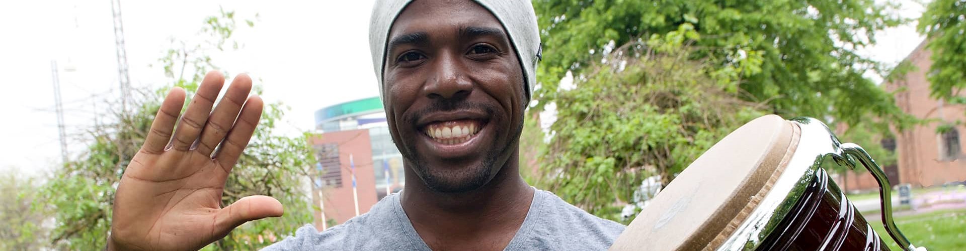 Musikunderviser hos FOF Aarhus Michel Carlos Justiz Benavides, som spiller tromme i Rådhusparken, Aarhus