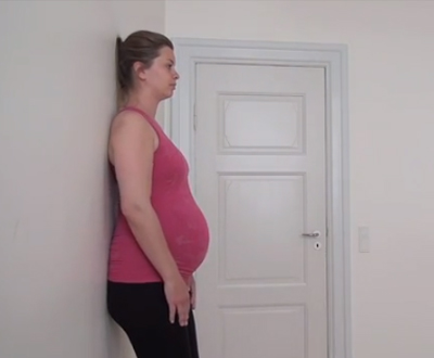 Billede fra træning af mavemuskler, førfødsel træningsvideo