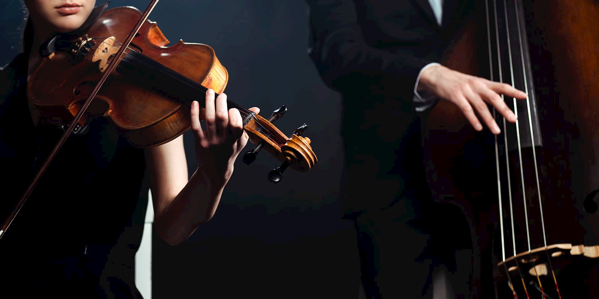 Klassiske intrumenter, violin og bas. Vil du med til koncert? FOF Aarhus.
