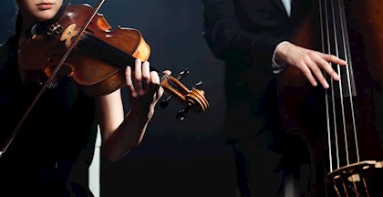 Klassiske intrumenter, violin og bas. Vil du med til koncert? FOF Aarhus.