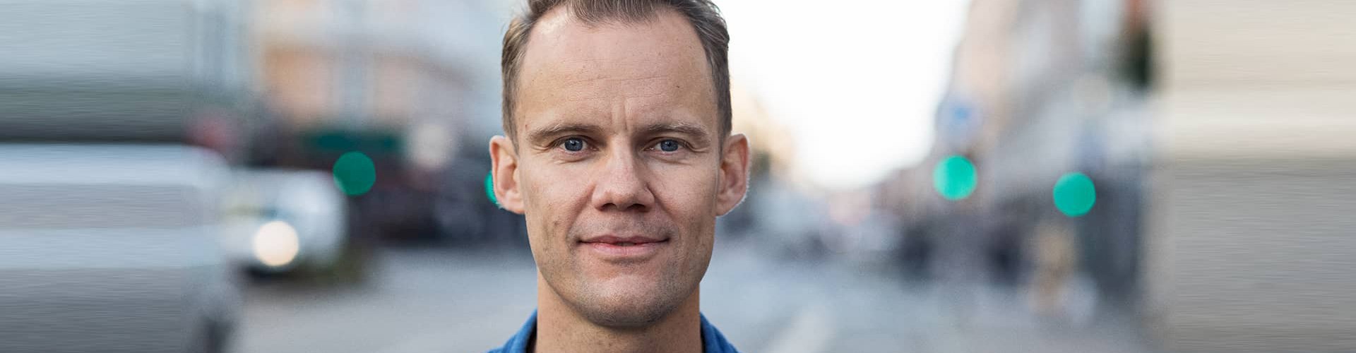 Niels Overgaard (født 1981) er hverdagsstoiker, journalist, forfatter og til daglig kommunikationschef og del af ledelsen i Gyldendal.