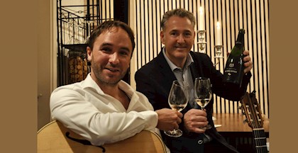 Guitarist Peter Uldahl og vinkonsulent David Andreasen til vinsmagning hos FOF Aarhus
